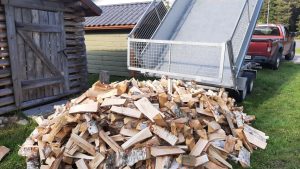 kotiintoimitus - klapikuorma kipattuna liiterin eteen